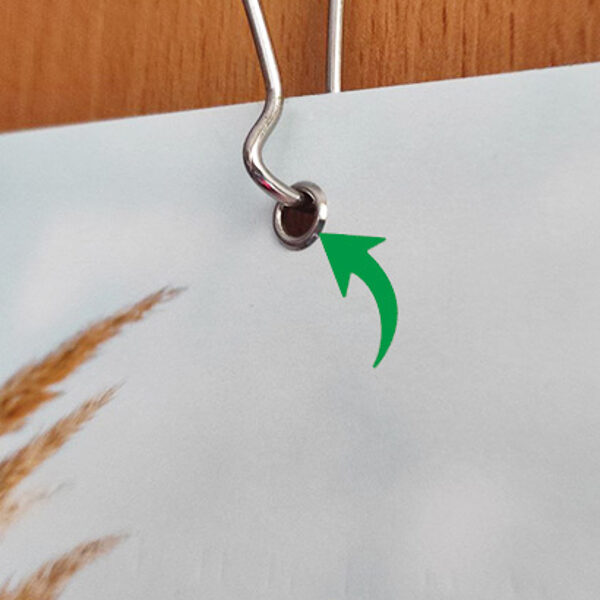 kalendāra cauruma noformēšana ar metāla kniedi